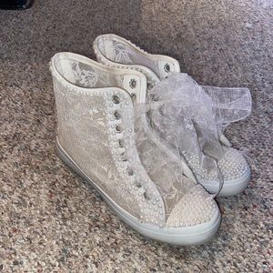 White lace converse